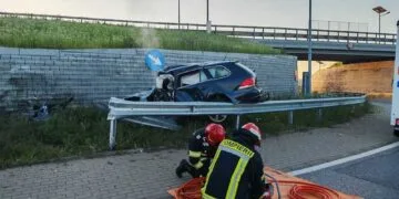 Șofer mort după ce a intrat cu mașina în zidul unui sens giratoriu! Trafic îngreunat!