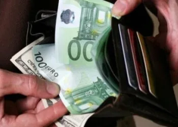 Arestat după ce a promis că „rezolvă” o condamnare definitivă. Câmpulungean prins cu 3.000 de euro șpagă în buzunar