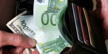 Arestat după ce a promis că „rezolvă” o condamnare definitivă. Câmpulungean prins cu 3.000 de euro șpagă în buzunar