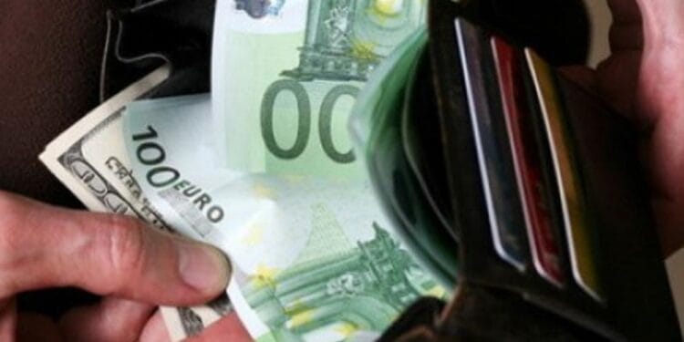 Arestat după ce a promis că „rezolvă” o condamnare definitivă. Câmpulungean prins cu 3.000 de euro șpagă în buzunar