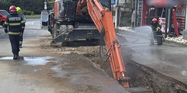 Conductă de gaz avariată în Pitești. Pompierii au evacuat 25 de persoane
