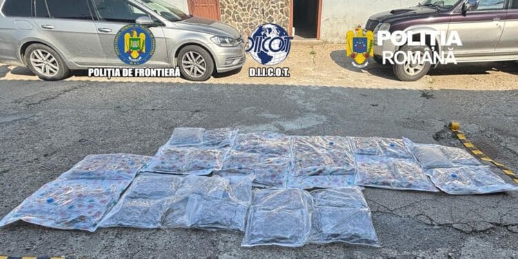 Captură de 38 de kilograme de canabis! Drogurile erau ascunse în plafonul unei autoutilitare