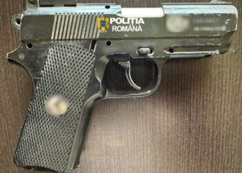 Bărbat reținut după descoperirea unei arme deținute ilegal în urma unei percheziții