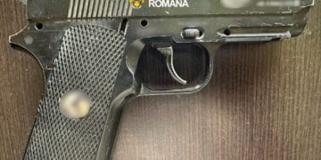Bărbat reținut după descoperirea unei arme deținute ilegal în urma unei percheziții