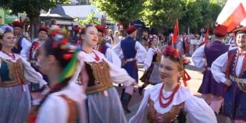 Festivalul Internațional de Folclor „Carpați” revine! Artiști din nouă țări vor susține spectacole în cinci orașe și comune