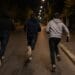 Au găsit un telefon și au golit contul proprietarului. Trei tineri sunt acuzați că au cheltuit peste 22.000 de lei cu cardul bancar