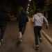 Au găsit un telefon și au golit contul proprietarului. Trei tineri sunt acuzați că au cheltuit peste 22.000 de lei cu cardul bancar