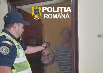 Borsetă cu bani și acte, găsită într-un tren! Polițiștii au identificat rapid proprietarul și i-au restituit bunurile