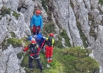 Patru turiști, salvați după șapte ore de pe un traseu periculos din Piatra Craiului