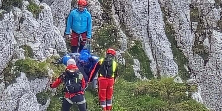 Patru turiști, salvați după șapte ore de pe un traseu periculos din Piatra Craiului