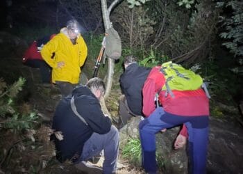 Trei turiști străini, salvați după miezul nopții! Au rămas fără lumină și au ajuns epuizați pe munte!