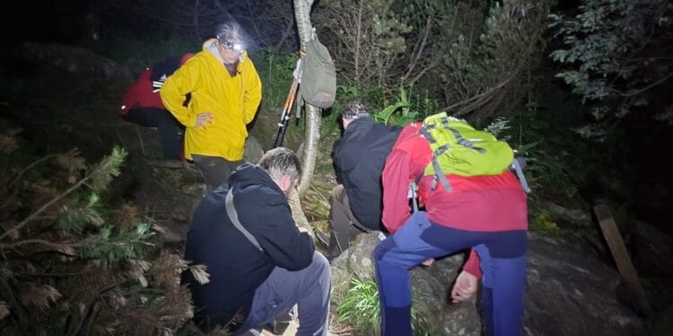 Trei turiști străini, salvați după miezul nopții! Au rămas fără lumină și au ajuns epuizați pe munte!