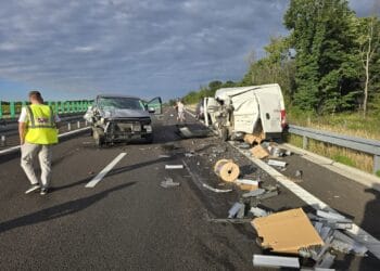 Impact violent pe Drumul Expres 12. Două persoane au ajuns la spital, iar traficul spre Slatina a fost blocat