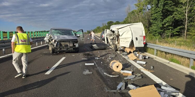 Impact violent pe Drumul Expres 12. Două persoane au ajuns la spital, iar traficul spre Slatina a fost blocat