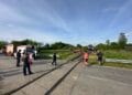 Mașină lovită de un tren! O șoferiță de 30 de ani a fost transportată la spital!