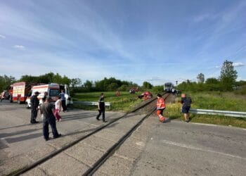 Mașină lovită de un tren! O șoferiță de 30 de ani a fost transportată la spital!