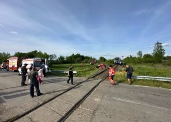 Mașină lovită de un tren! O șoferiță de 30 de ani a fost transportată la spital!