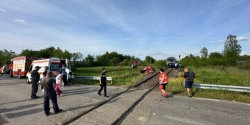 Mașină lovită de un tren! O șoferiță de 30 de ani a fost transportată la spital!