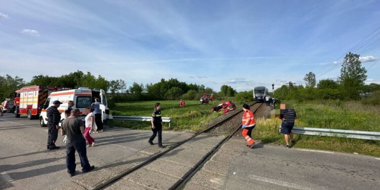 Mașină lovită de un tren! O șoferiță de 30 de ani a fost transportată la spital!