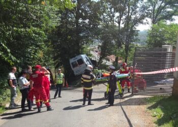 Tragedie la Câmpulung: un membru al staff-ului medical al CS Dinamo a murit după ce microbuzul echipei s-a izbit de un copac