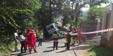 Tragedie la Câmpulung: un membru al staff-ului medical al CS Dinamo a murit după ce microbuzul echipei s-a izbit de un copac