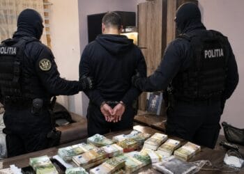 VIDEO. Cămătărie, șantaj și proxenetism! Un bărbat a fost arestat după percheziții, iar prejudiciul din dosar depășește 47.500 de euro