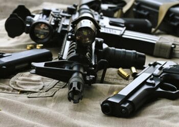 Șefii a două uzine de armament, reținuți de DNA pentru mită. Anchetatorii au găsit aproape 500.000 de euro la percheziții