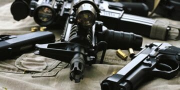 Șefii a două uzine de armament, reținuți de DNA pentru mită. Anchetatorii au găsit aproape 500.000 de euro la percheziții