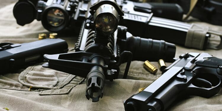 Șefii a două uzine de armament, reținuți de DNA pentru mită. Anchetatorii au găsit aproape 500.000 de euro la percheziții