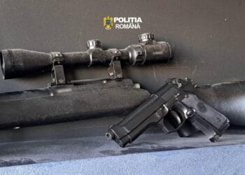 Percheziții după un conflict! Polițiștii au ridicat mai multe arme din locuințele a patru tineri