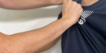 Bătaie între copii în curtea unei școli. Un băiat de 12 ani a fost lovit cu pumnii și picioarele de alți doi minori