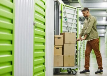 Românii plătesc pentru a-și depozita hainele. Cât costă o boxă pentru lucrurile de sezon