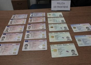 Documente false descoperite de polițiști! O femeie avea asupra sa 15 acte de identitate contrafăcute, iar patru persoane încercau să ajungă în Irlanda