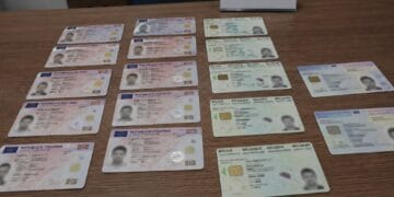 Documente false descoperite de polițiști! O femeie avea asupra sa 15 acte de identitate contrafăcute, iar patru persoane încercau să ajungă în Irlanda
