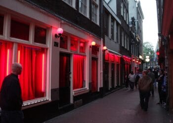 VIDEO. Tinere obligate să se prostitueze în Cartierul Roșu din Amsterdam. DIICOT și autoritățile olandeze au destructurat o rețea de trafic de persoane