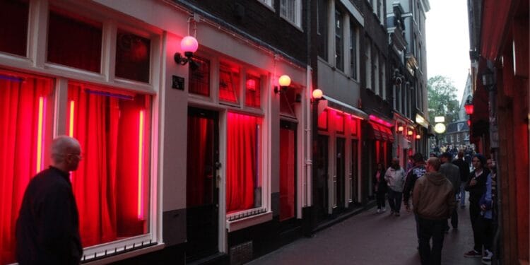 VIDEO. Tinere obligate să se prostitueze în Cartierul Roșu din Amsterdam. DIICOT și autoritățile olandeze au destructurat o rețea de trafic de persoane