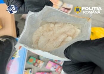 Droguri de mare risc aduse din Marea Britanie. Un bărbat a fost prins în flagrant după ce a ridicat un colet cu peste un kilogram de substanțe interzise