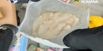 Droguri de mare risc aduse din Marea Britanie. Un bărbat a fost prins în flagrant după ce a ridicat un colet cu peste un kilogram de substanțe interzise