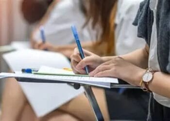 Rețea care ar fi fraudat Bacalaureatul timp de patru ani, destructurată după 47 de percheziții. Cinci suspecți sunt acuzați că vindeau rezolvările subiectelor în timpul examenului