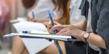 Rețea care ar fi fraudat Bacalaureatul timp de patru ani, destructurată după 47 de percheziții. Cinci suspecți sunt acuzați că vindeau rezolvările subiectelor în timpul examenului