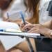Rețea care ar fi fraudat Bacalaureatul timp de patru ani, destructurată după 47 de percheziții. Cinci suspecți sunt acuzați că vindeau rezolvările subiectelor în timpul examenului