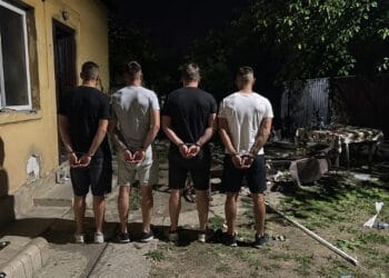 Bătaie într-o curte! Patru bărbați au fost reținuți după un conflict violent 