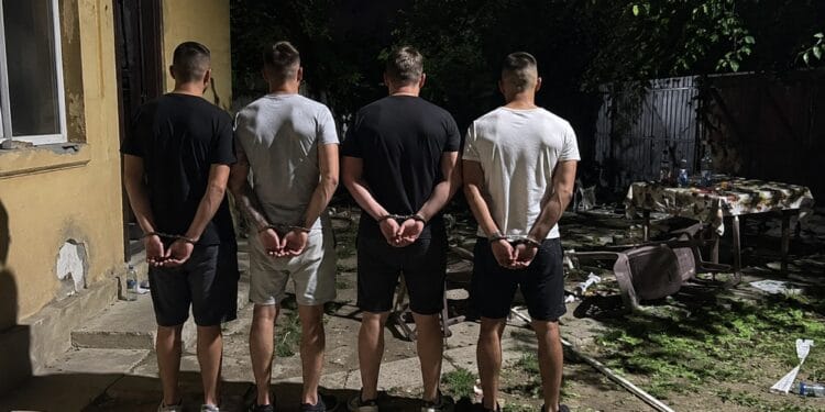 Bătaie într-o curte! Patru bărbați au fost reținuți după un conflict violent