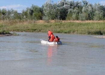 Doi copii, scoși din apele râului după o amplă operațiune de căutare. Echipajele medicale au început resuscitarea