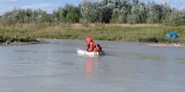 Doi copii, scoși din apele râului după o amplă operațiune de căutare. Echipajele medicale au început resuscitarea