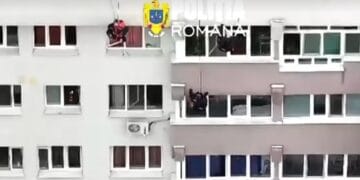 Intervenție spectaculoasă! O femeie care amenința că își va face rău a fost salvată după o operațiune cu negociatori și luptători ai trupelor speciale