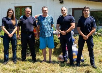 Gest impresionant al jandarmilor făcut pentru o familie care îngrijește 160 de câini abandonați. Au donat 50 de saci de hrană