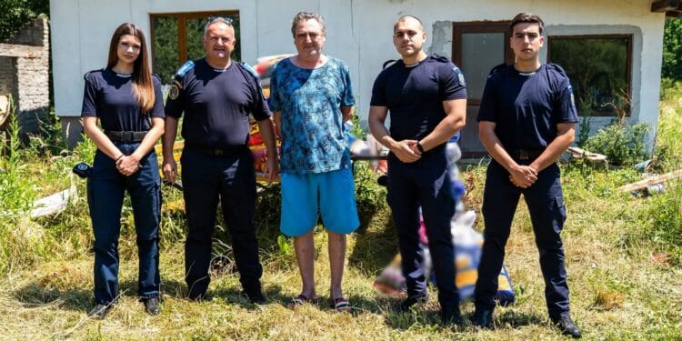 Gest impresionant al jandarmilor făcut pentru o familie care îngrijește 160 de câini abandonați. Au donat 50 de saci de hrană