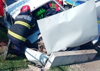 Accident mortal. Un bărbat și-a pierdut viața după ce mașina în care se afla s-a izbit de un cap de pod