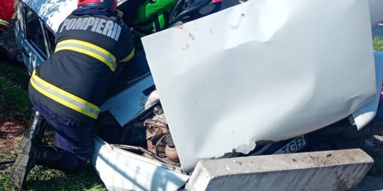 Accident mortal. Un bărbat și-a pierdut viața după ce mașina în care se afla s-a izbit de un cap de pod